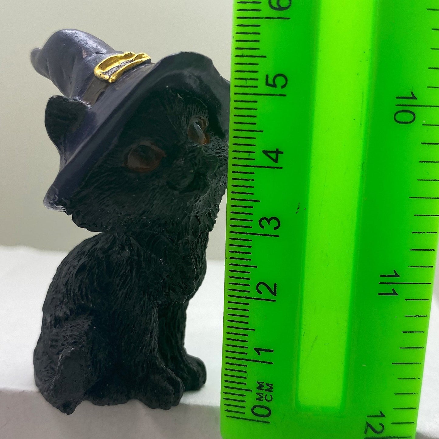 Hexen-Katzen Figur "aufmerksam mit lila Hut" - 50 x 65 mm - Schneekugelhaus