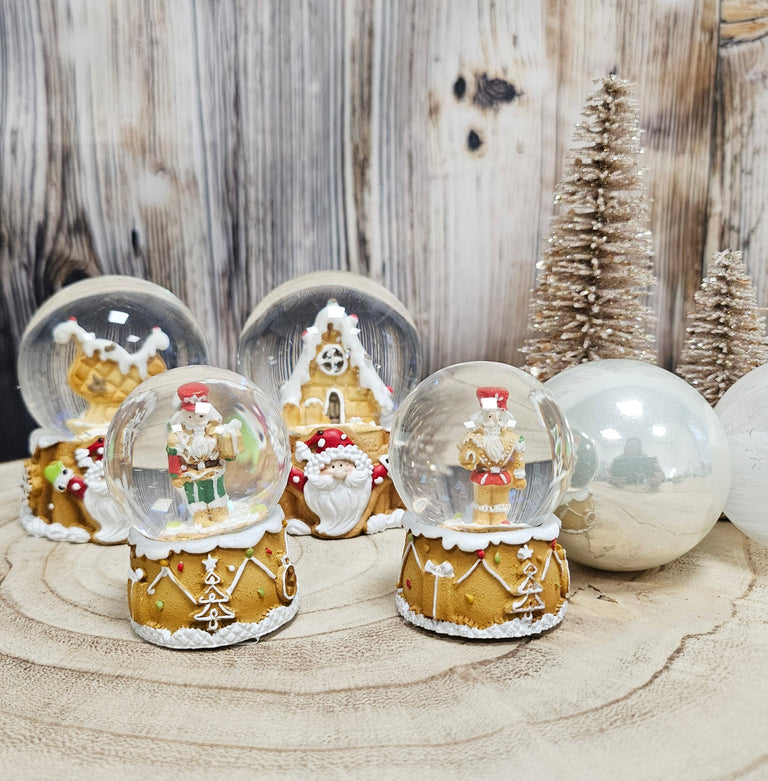 2 Süße Mini - Schneekugeln Nussknacker auf Sockel Weihnachtsbäckerei 45 mm Durchmesser - Schneekugelhaus