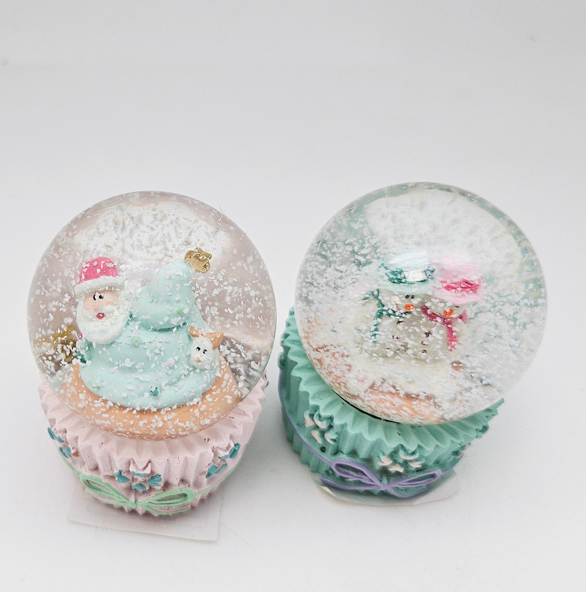 2 Süße Mini - Schneekugeln Weihnachtsmuffin türkis rosal 45mm Durchmesser - Schneekugelhaus
