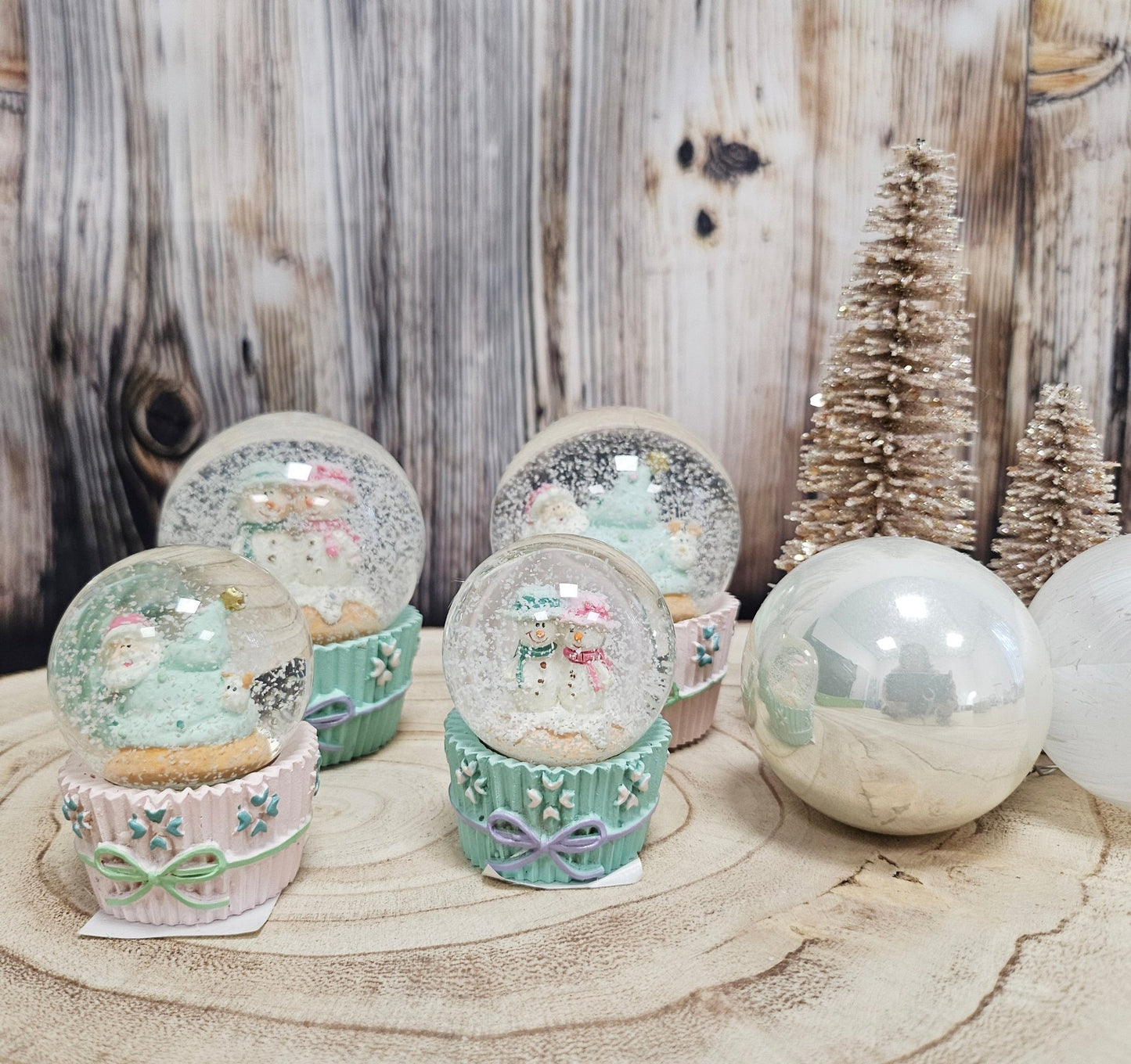 2 Süße Schneekugeln Weihnachtsmuffin türkis rosa Weihnachtsbäckerei 65 mm Durchmesser - Schneekugelhaus