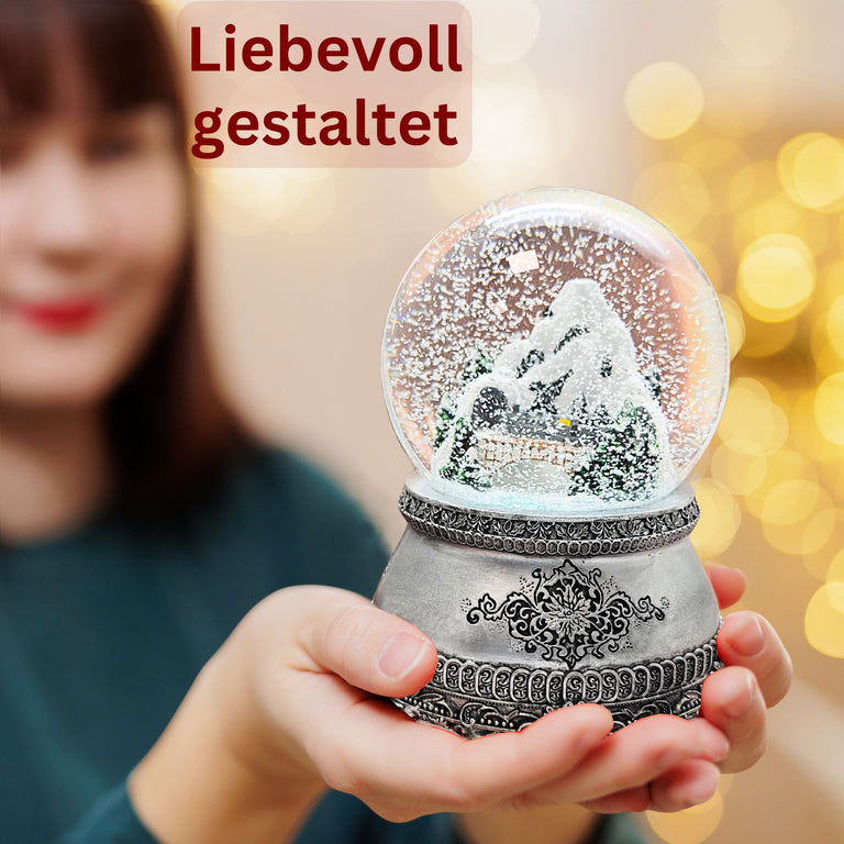 Nostalgische Schneekugel Berglandschaft mit Brücke auf Zinnsockel 100 mm Durchmesser mit Spieluhr