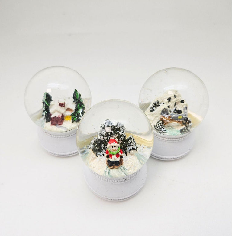 3 süße Mini - Schneekugeln Winter & Weihnacht mit Sockel weiß Nostalgie B: 45mm - Schneekugelhaus