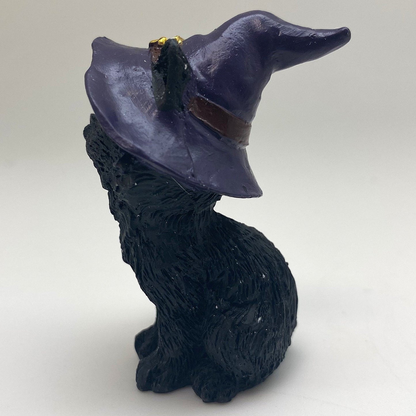 Hexen-Katzen Figur "aufmerksam mit lila Hut" - 50 x 65 mm - Schneekugelhaus
