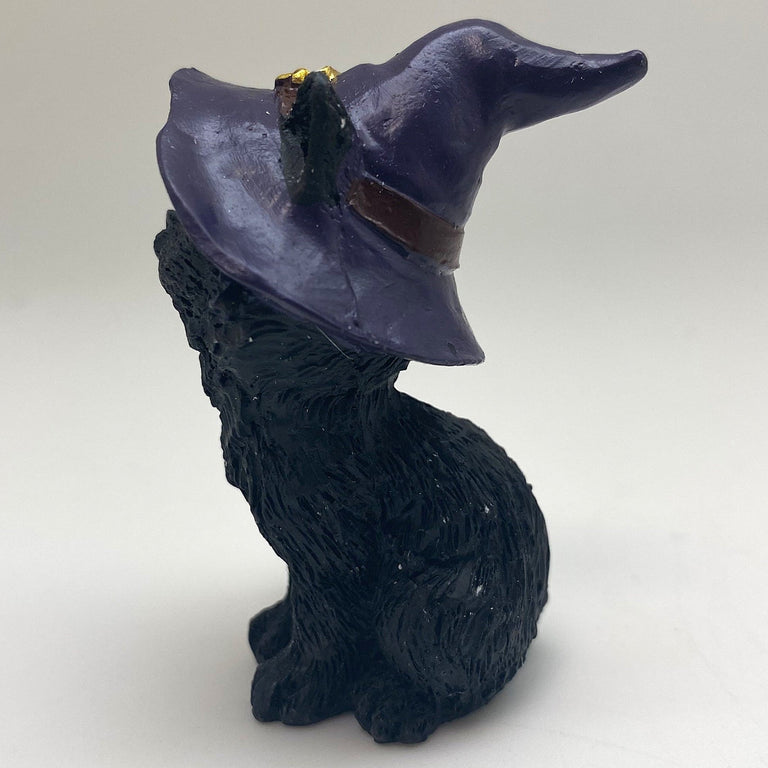 Hexen-Katzen Figur "aufmerksam mit lila Hut" - 50 x 65 mm - Schneekugelhaus
