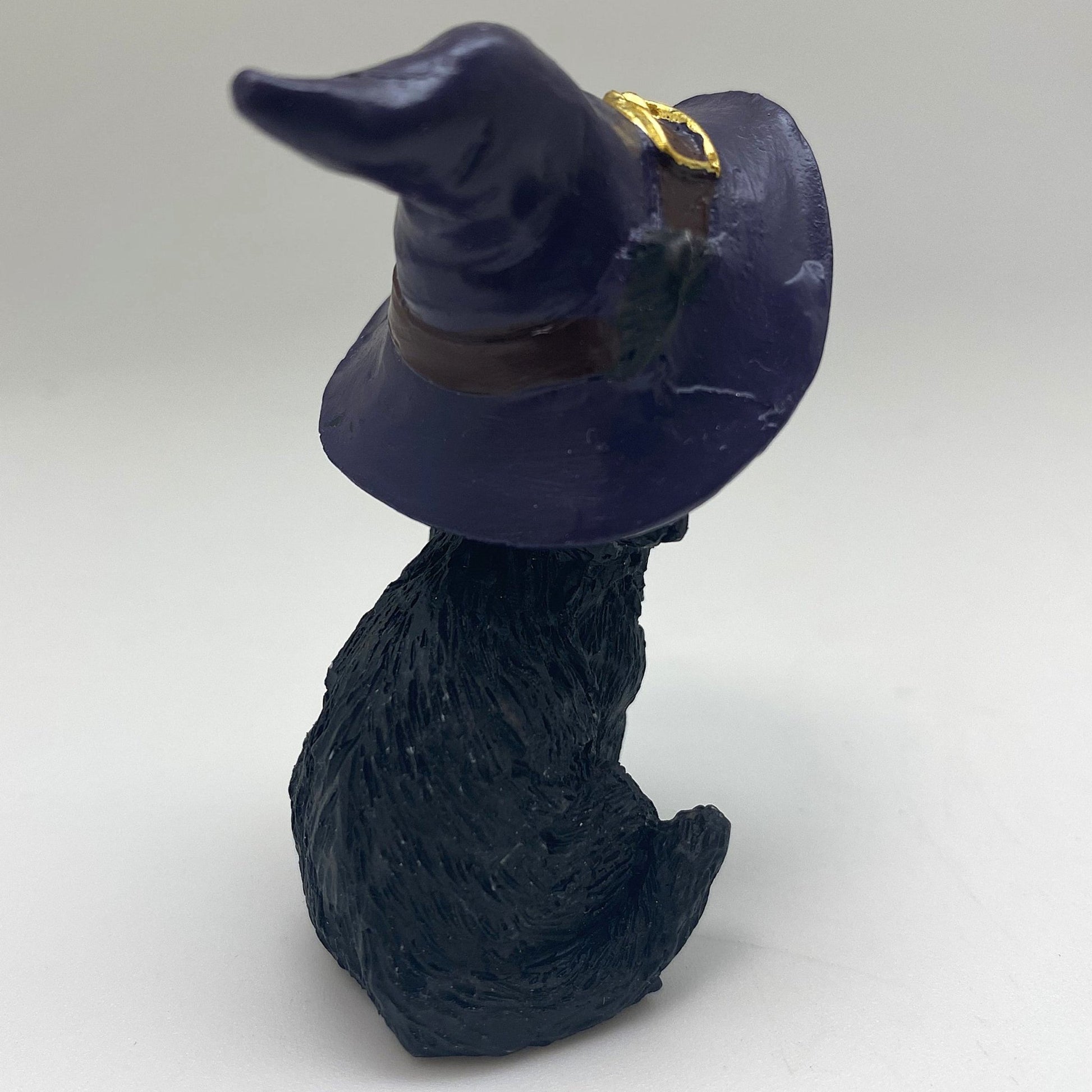 Hexen-Katzen Figur "aufmerksam mit lila Hut" - 50 x 65 mm - Schneekugelhaus