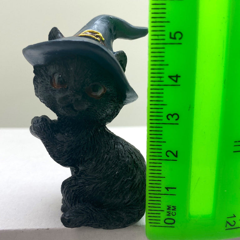 Hexen-Katzen Figur "bettelt mit blauen Hut" - 55 x 65 mm - Schneekugelhaus