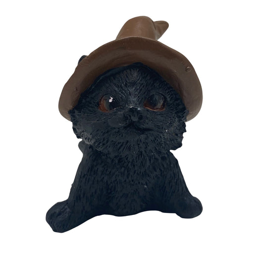 Hexen-Katzen Figur "liegend mit braunen Hut" - 65 x 65 mm - Schneekugelhaus