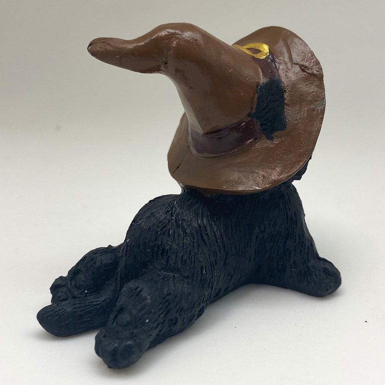Hexen-Katzen Figur "liegend mit braunen Hut" - 65 x 65 mm - Schneekugelhaus