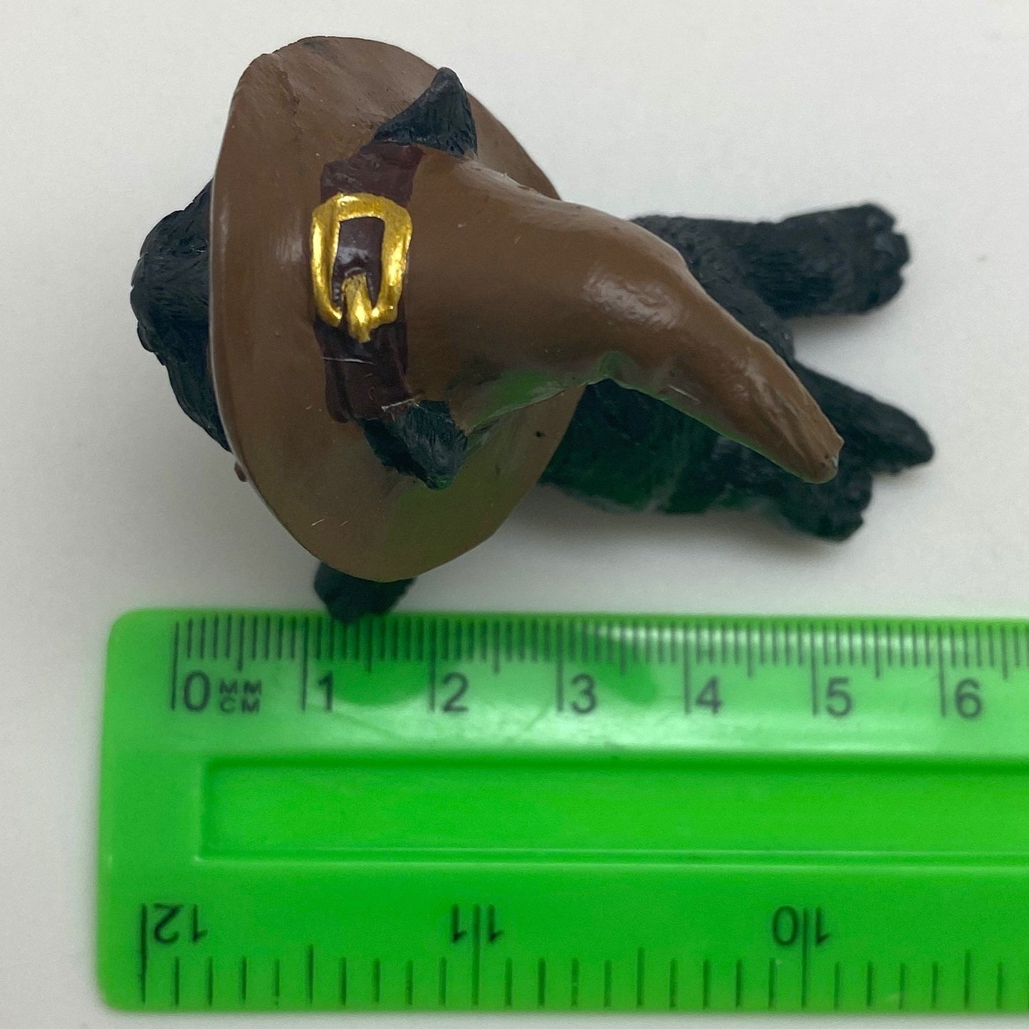 Hexen-Katzen Figur "liegend mit braunen Hut" - 65 x 65 mm - Schneekugelhaus