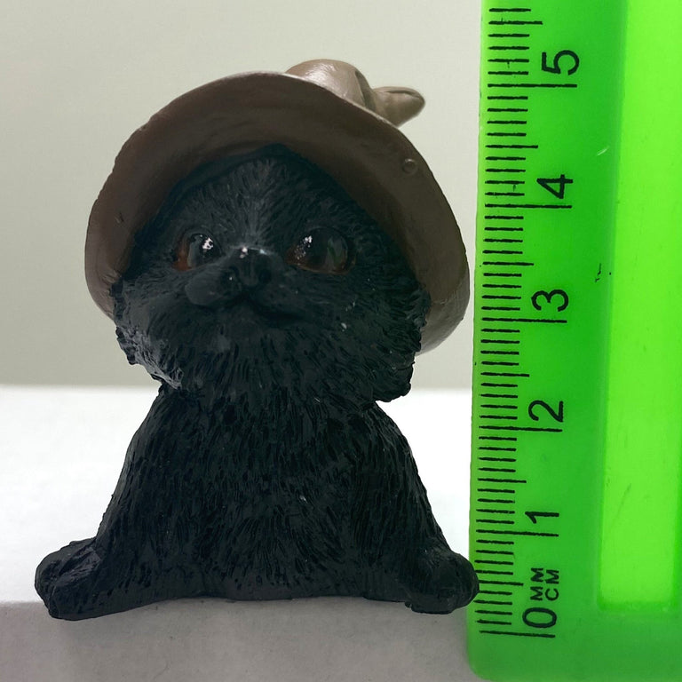 Hexen-Katzen Figur "liegend mit braunen Hut" - 65 x 65 mm - Schneekugelhaus