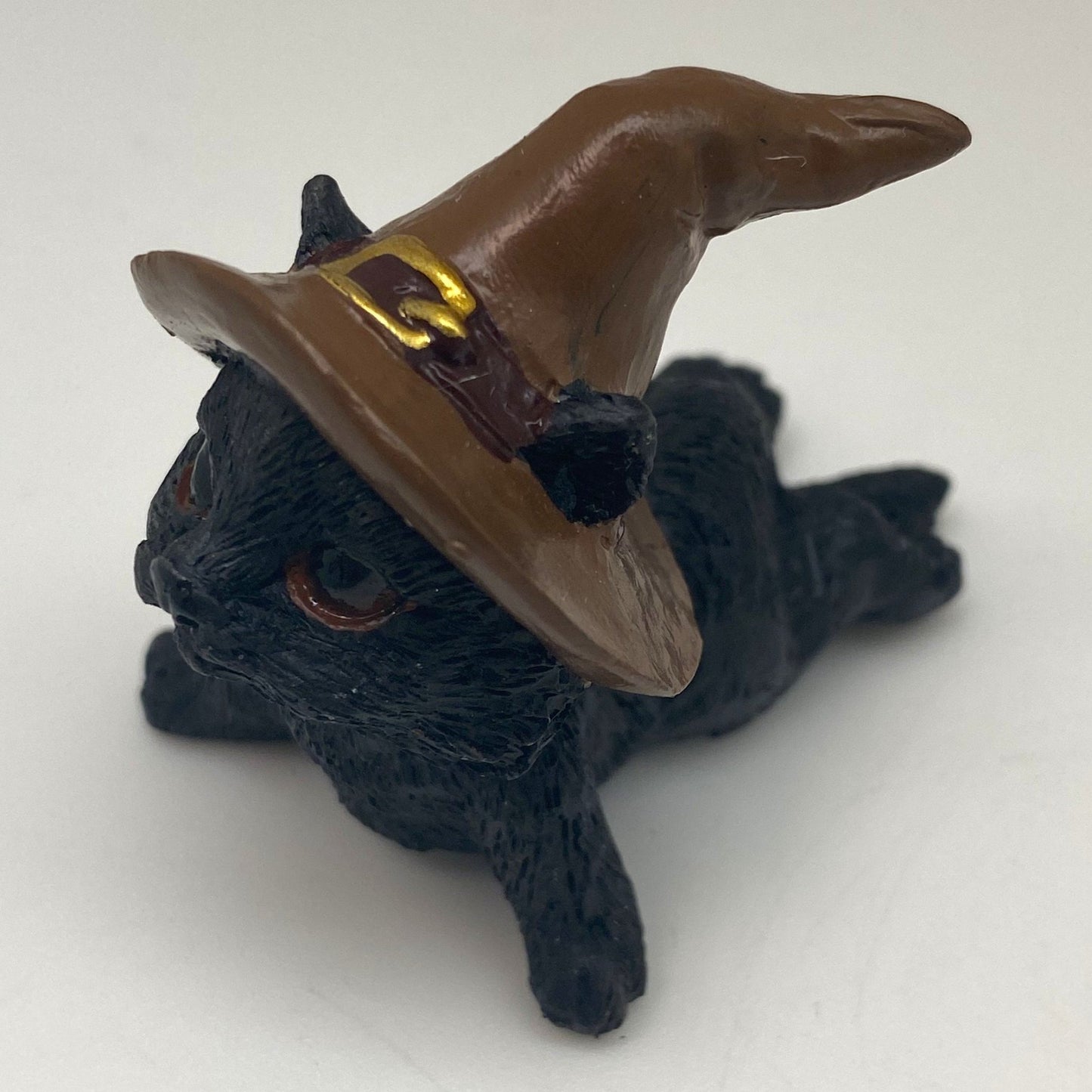 Hexen-Katzen Figur "liegend mit braunen Hut" - 65 x 65 mm - Schneekugelhaus