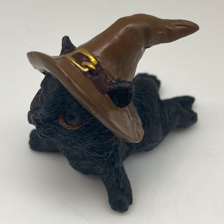 Hexen-Katzen Figur "liegend mit braunen Hut" - 65 x 65 mm - Schneekugelhaus