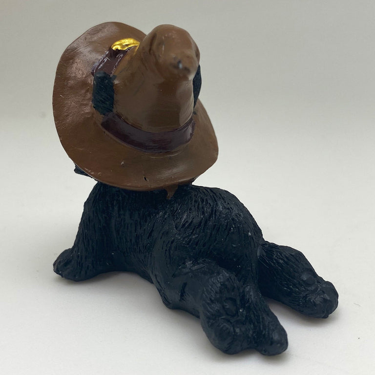 Hexen-Katzen Figur "liegend mit braunen Hut" - 65 x 65 mm - Schneekugelhaus