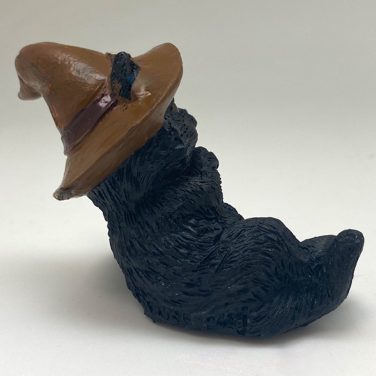 Hexen-Katzen Figur "seitlich liegend mit braunen Hut" - 85 x 55 mm - Schneekugelhaus