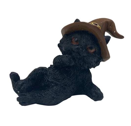 Hexen-Katzen Figur "seitlich liegend mit braunen Hut" - 85 x 55 mm - Schneekugelhaus