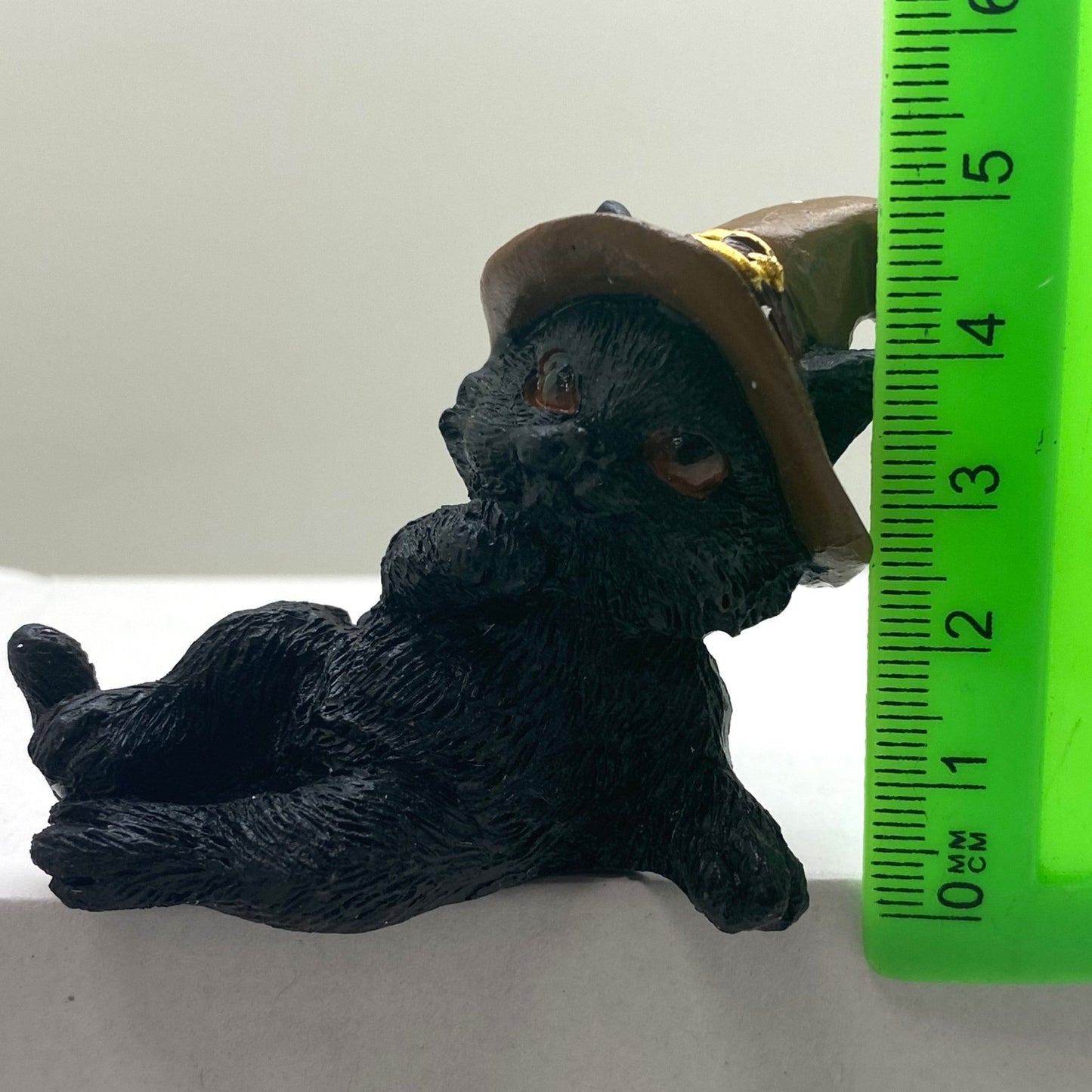 Hexen-Katzen Figur "seitlich liegend mit braunen Hut" - 85 x 55 mm - Schneekugelhaus