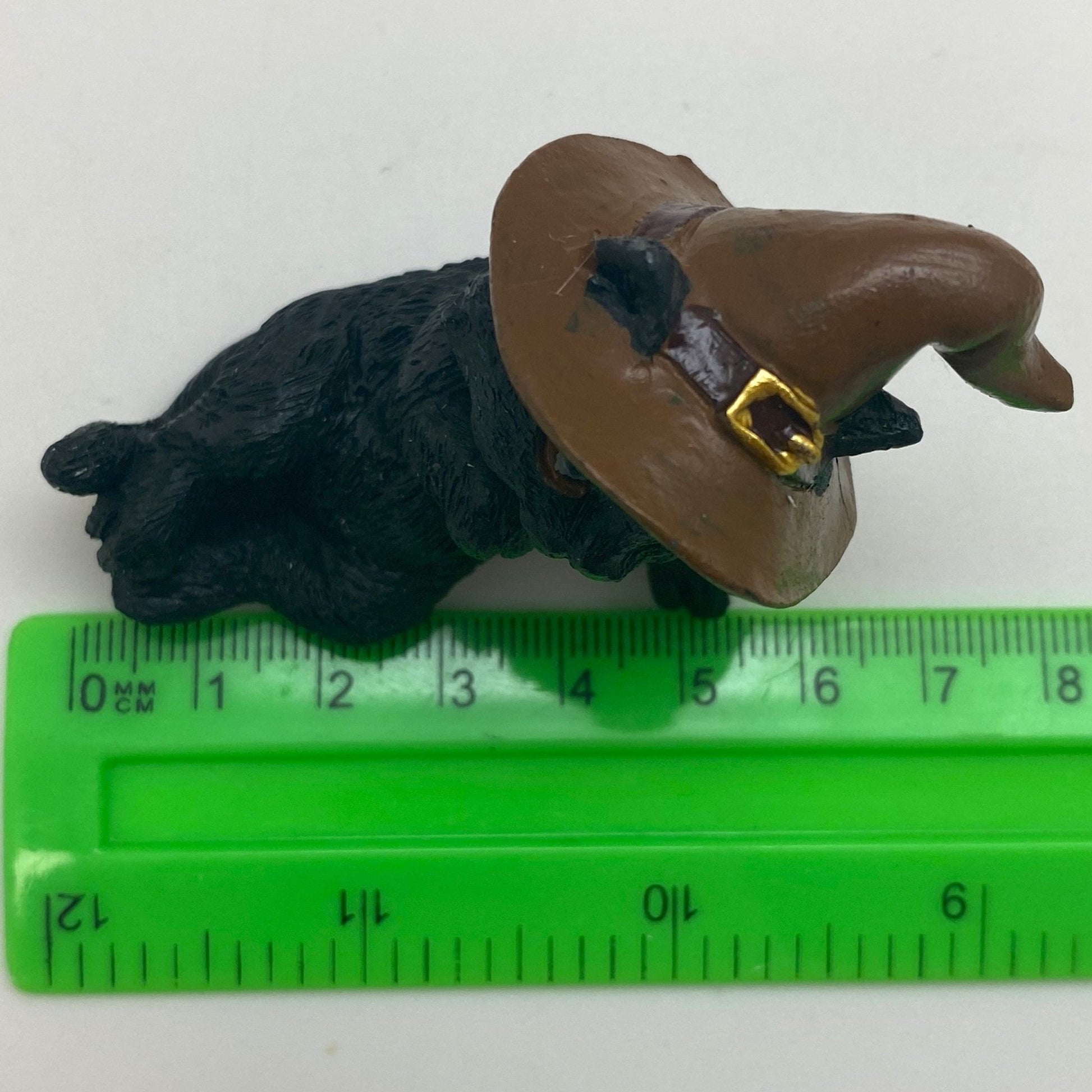 Hexen-Katzen Figur "seitlich liegend mit braunen Hut" - 85 x 55 mm - Schneekugelhaus