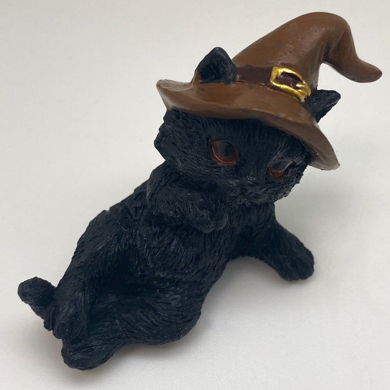Hexen-Katzen Figur "seitlich liegend mit braunen Hut" - 85 x 55 mm - Schneekugelhaus