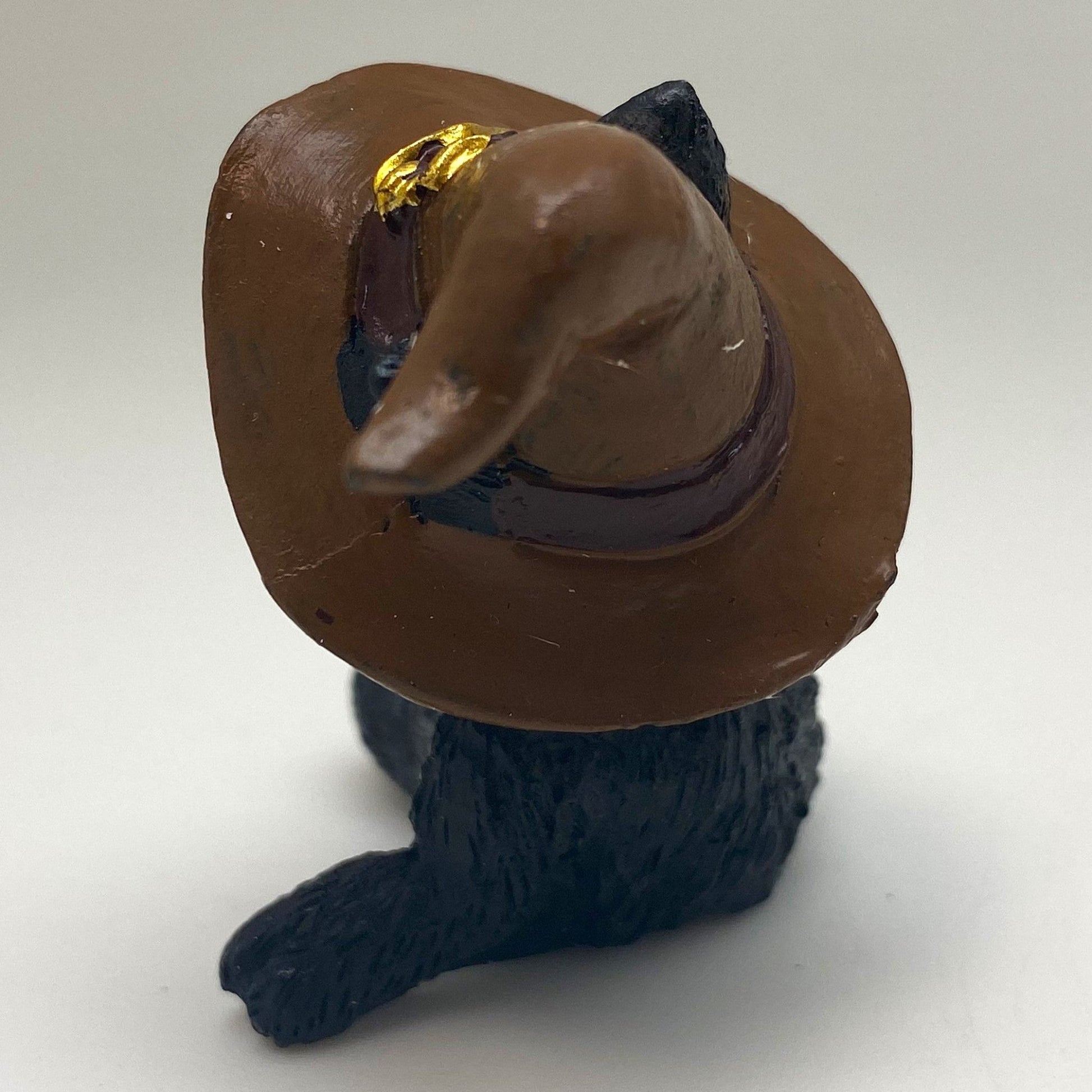 Hexen-Katzen Figur "seitlich liegend mit braunen Hut" - 85 x 55 mm - Schneekugelhaus