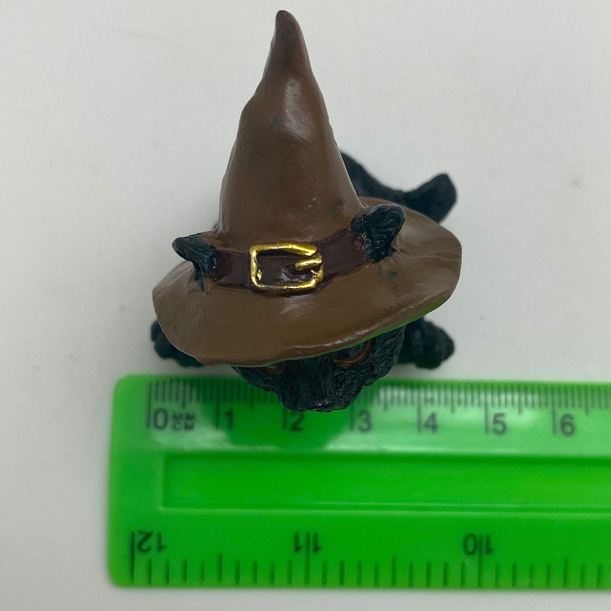 Hexen-Katzen Figur "sitzend mit braunen Hut" - 55 x 75 mm - Schneekugelhaus
