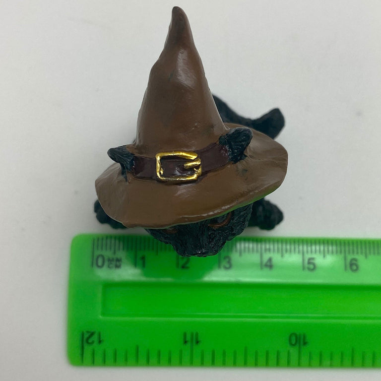 Hexen-Katzen Figur "sitzend mit braunen Hut" - 55 x 75 mm - Schneekugelhaus