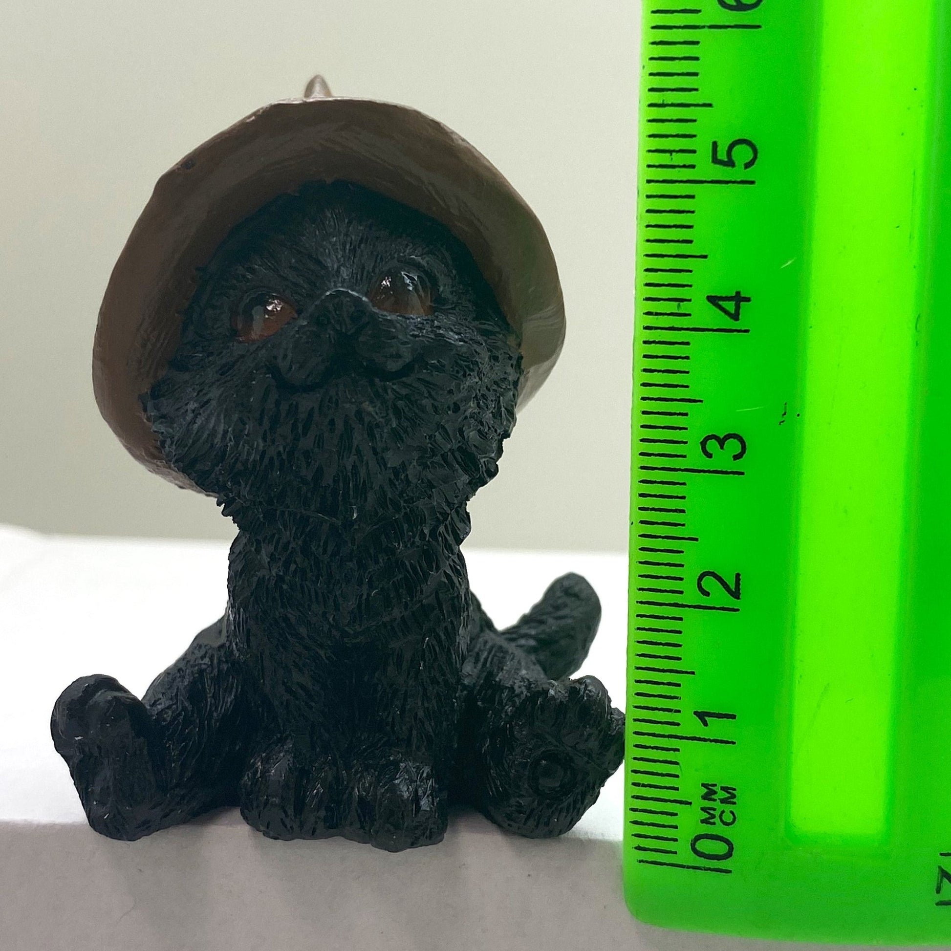 Hexen-Katzen Figur "sitzend mit braunen Hut" - 55 x 75 mm - Schneekugelhaus