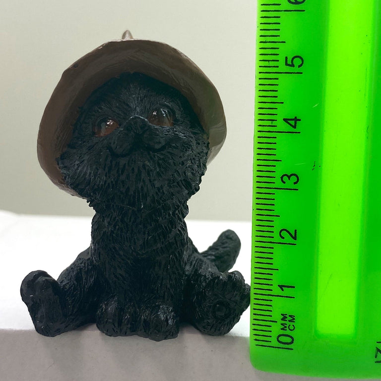 Hexen-Katzen Figur "sitzend mit braunen Hut" - 55 x 75 mm - Schneekugelhaus
