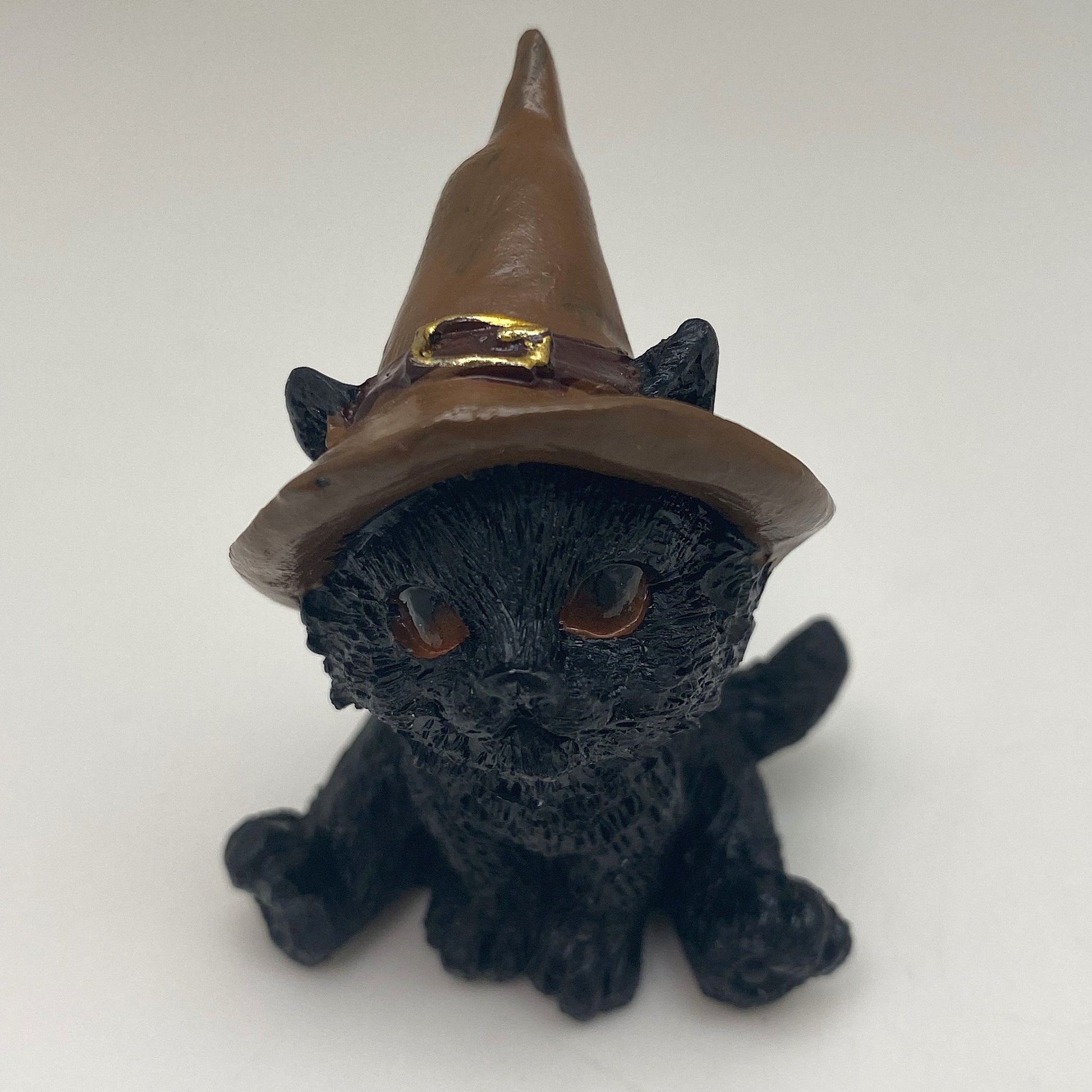 Hexen-Katzen Figur "sitzend mit braunen Hut" - 55 x 75 mm - Schneekugelhaus
