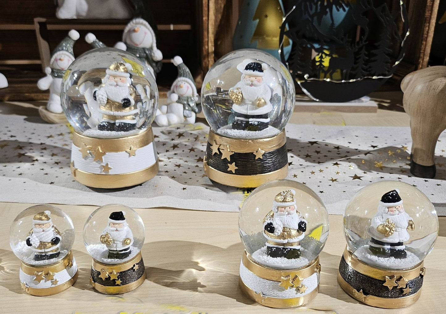 Moderne Mini - Schneekugel Weihnachtsmann gold weiß auf Sockel gold weiß Sterne B: 45mm - Schneekugelhaus