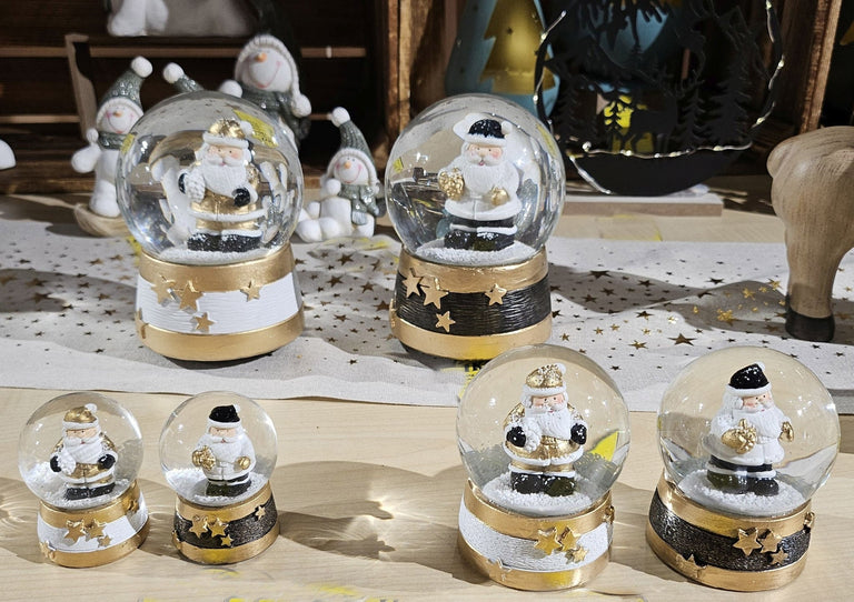 Moderne Mini - Schneekugel Weihnachtsmann gold weiß auf Sockel gold weiß Sterne B: 45mm - Schneekugelhaus