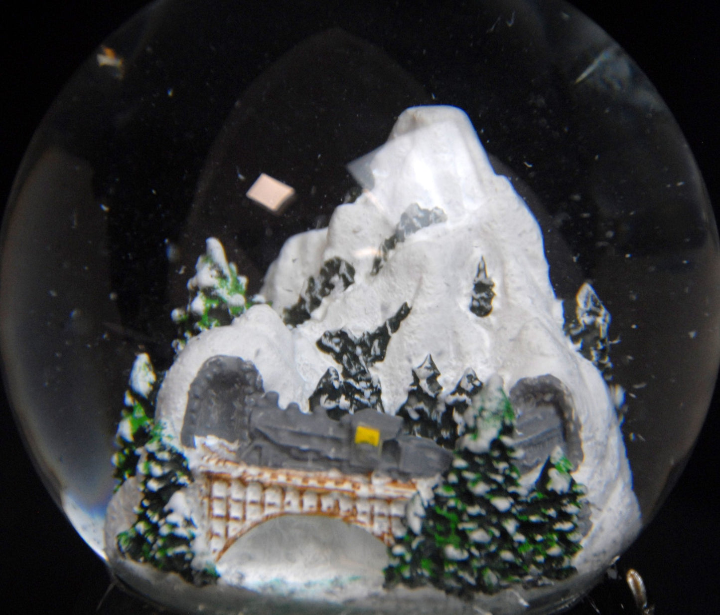 Nostalgische Schneekugel Berg mit Brücke Winterlandschaft blauer Rand 100 mm Durchmesser mit Spieluhr - Schneekugelhaus