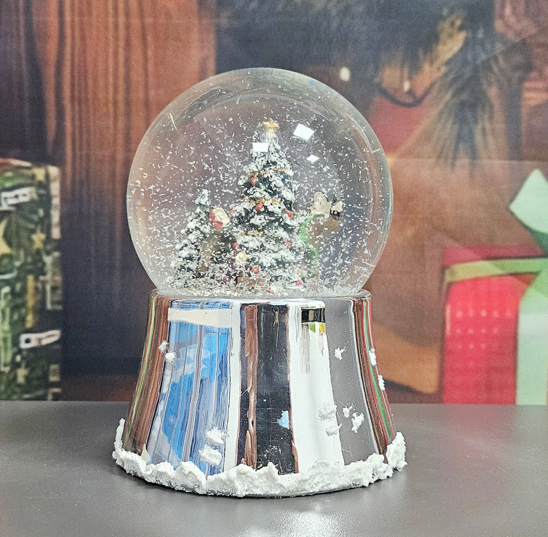 Nostalgische Schneekugel Christbaum schmücken auf silber glänzend mit Schneeflocken 100 mm Durchmesser mit Spieluhr - Schneekugelhaus