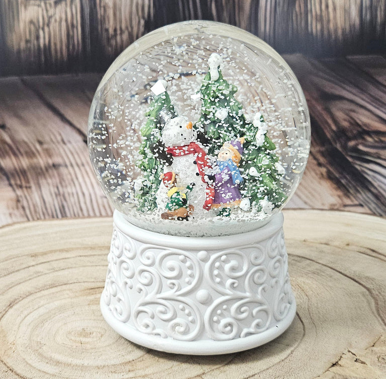 Nostalgische Schneekugel Kinder bauen Schneemann Ornamente 100 mm Durchmesser mit Spieluhr - Schneekugelhaus