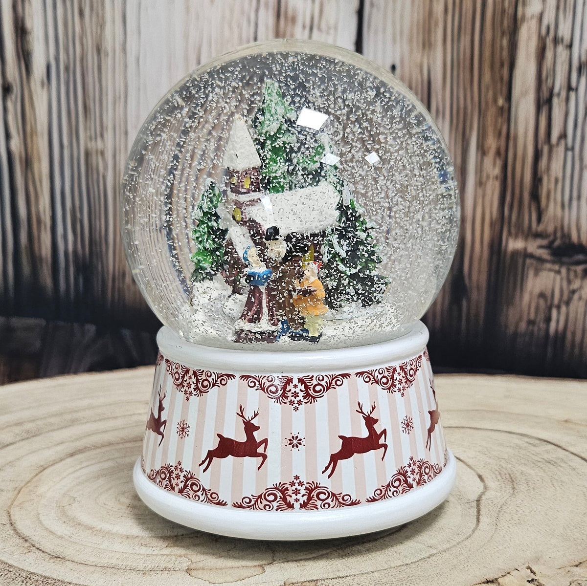 Nostalgische Schneekugel Weihnachtsspaziergang Hüttenzauber 100 mm Durchmesser mit Spieluhr - Schneekugelhaus