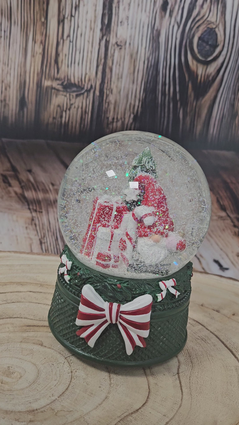 Nostalgische Schneekugel Wichtel rot auf Weihnachtsdekor grün 100 mm Durchmesser mit Spieluhr
