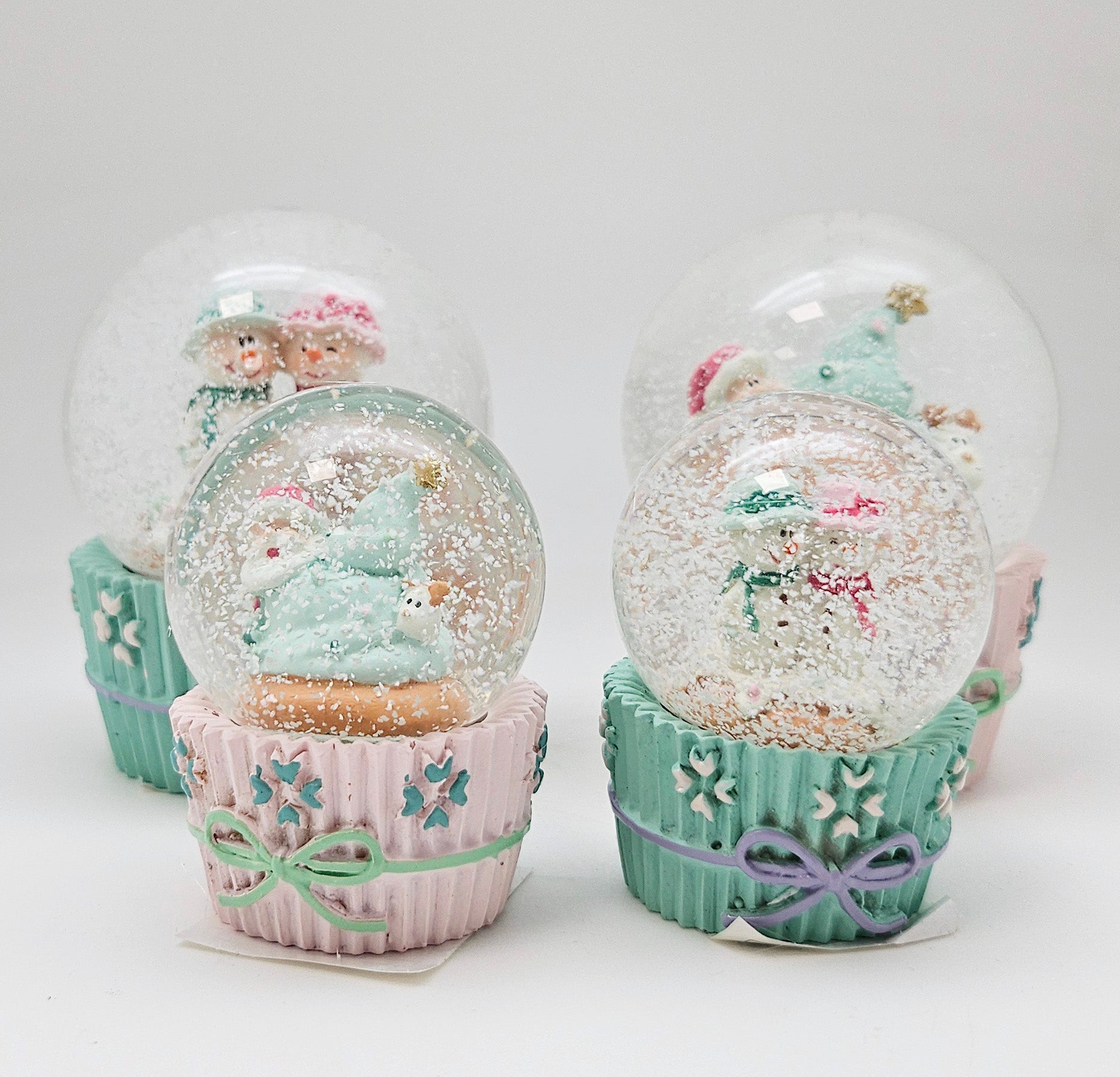 Süße Mini - Schneekugel Muffin rosa Santa auf Sockel Weihnachtsbäckerei 45 mm Durchmesser - Schneekugelhaus