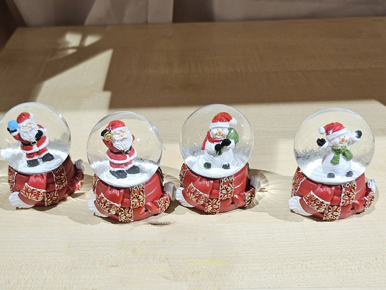 Süße Mini - Schneekugel Schneemann grüner Sack auf Sockel rot gold Winterschal B: 45mm - Schneekugelhaus
