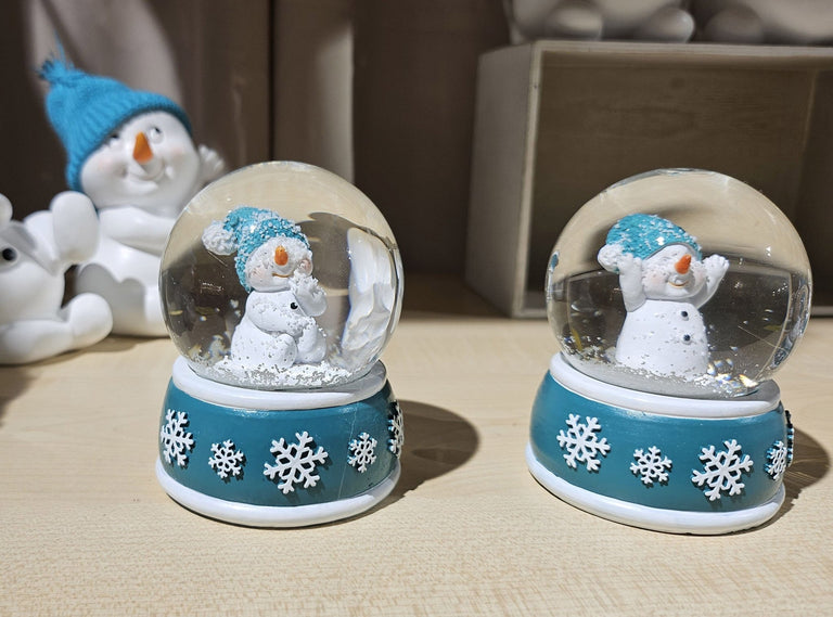 Süße Mini - Schneekugel Schneemann Hände zusammen auf Sockel türkis weiße Schneeeflocke B: 45mm - Schneekugelhaus