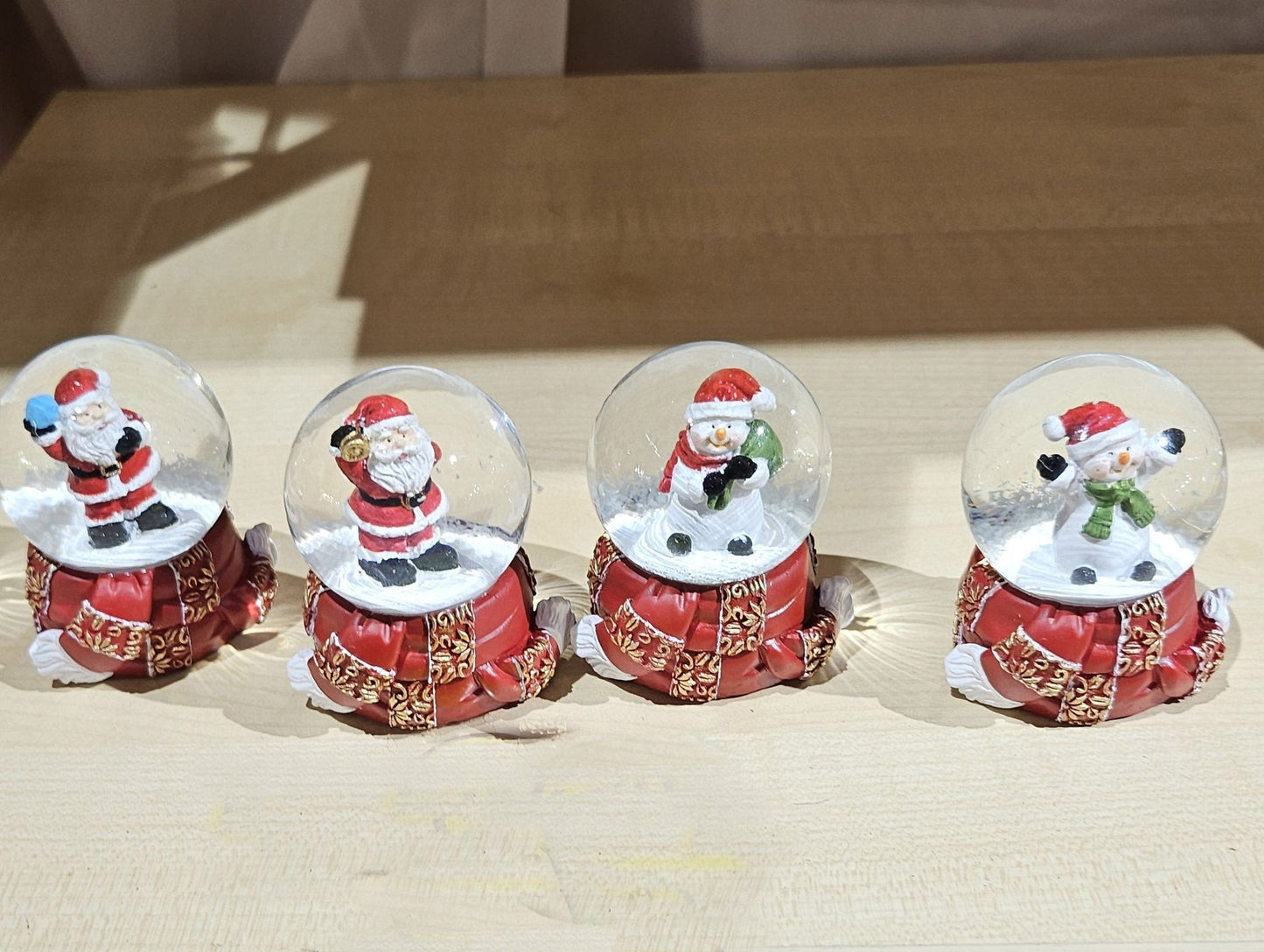 Süße Mini - Schneekugel Weihnachtsmann Schneeball auf Sockel rot gold Winterschal B: 45mm - Schneekugelhaus