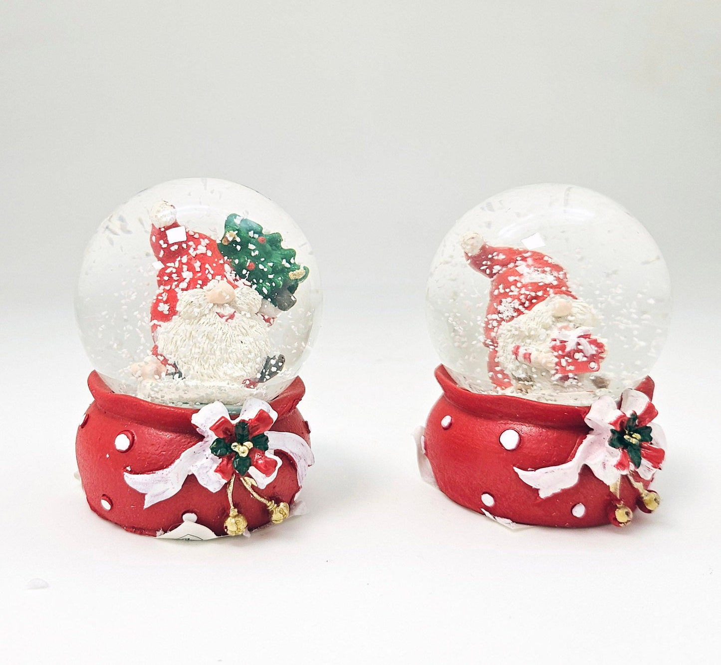 Süße Mini - Schneekugel Weihnachtswichtel Tannenbaum auf Sockel Weihnachten rot 45 mm Durchmesser - Schneekugelhaus