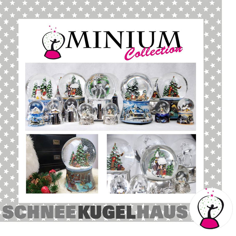 Edle Schneekugel Winterspaziergang mit Kindern auf weißem Porzellansockel 100 mm Durchmesser mit Spieluhr - Schneekugelhaus