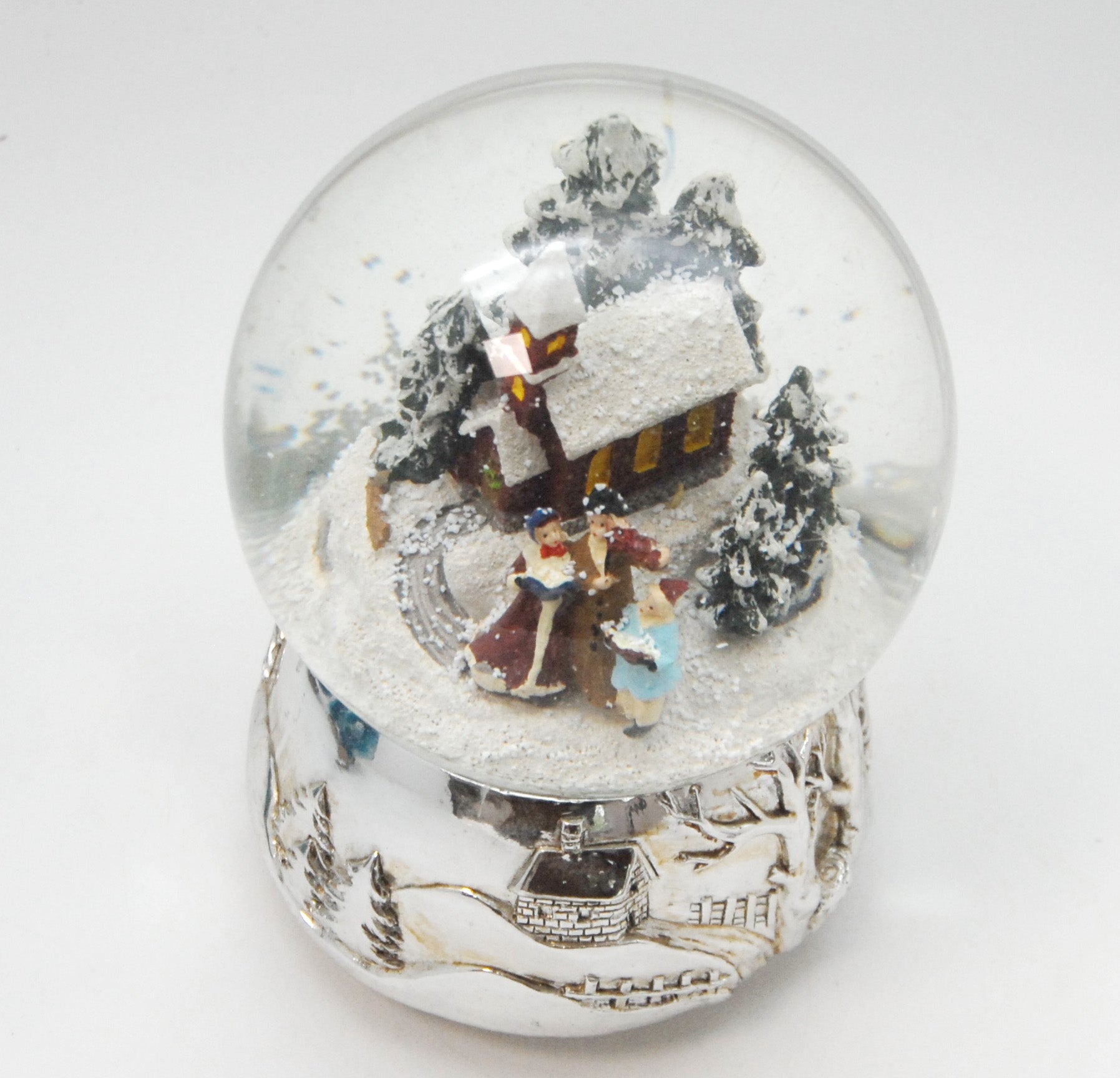 Schneekugel Romantischer Winterspaziergang auf Silber Sockel mit Spieluhr Winter Wonderland 10 cm Durchmesser - Schneekugelhaus