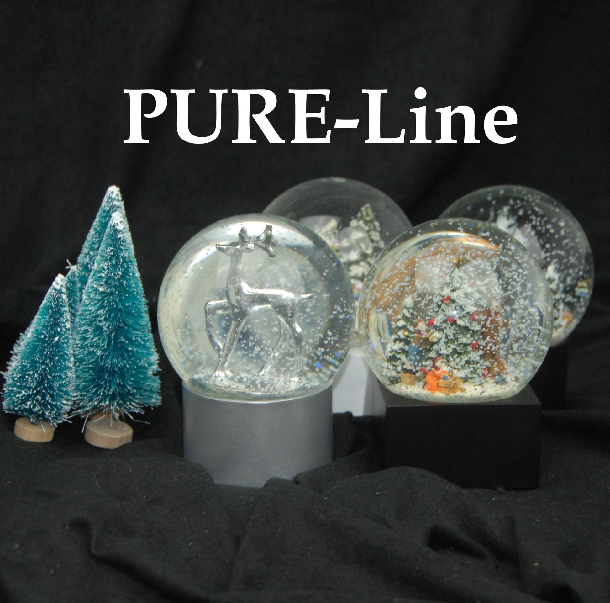 Schneekugel Weihnachtsmann mit Geschenkeliste auf Sockel weiß eckig "PURE-Line" 10 cm Durchmesser - Luftblase - Schneekugelhaus