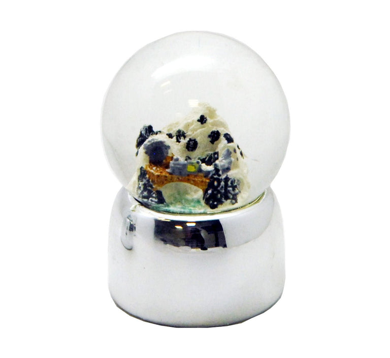 Süße Mini-Schneekugeln Winterlandschaft auf Silber-Sockel gerade glänzend - Schneekugelhaus